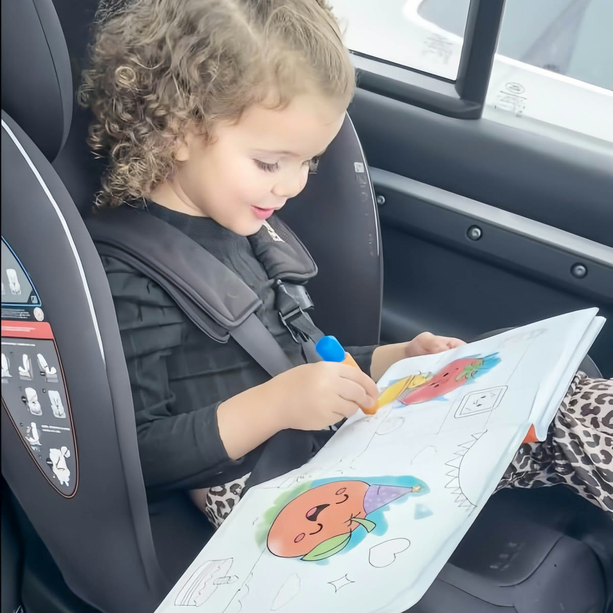 Kind malt im Auto